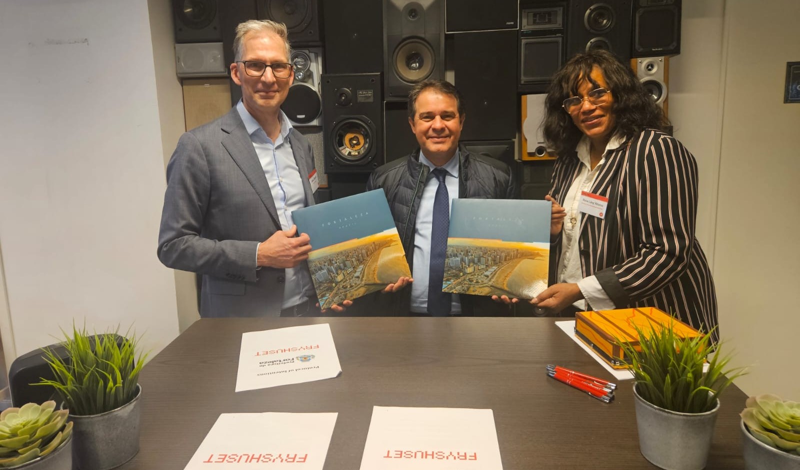 Prefeito Evandro Leitão e o CEO da entidade, Johan Oljeqvist, posam para a foto